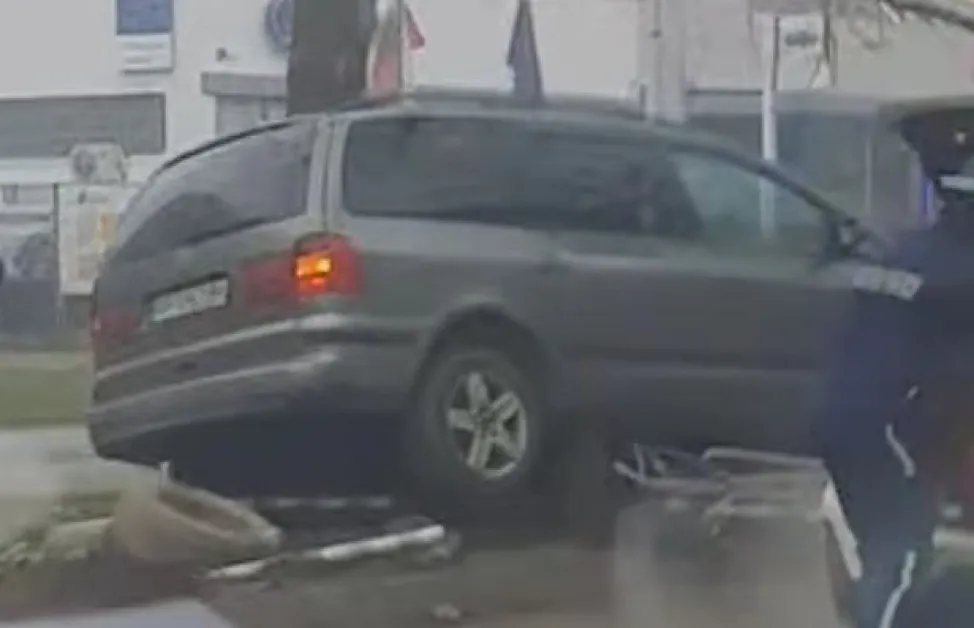 Меле! Кола помете ограда, пристигнаха медици и полицаи СНИМКИ