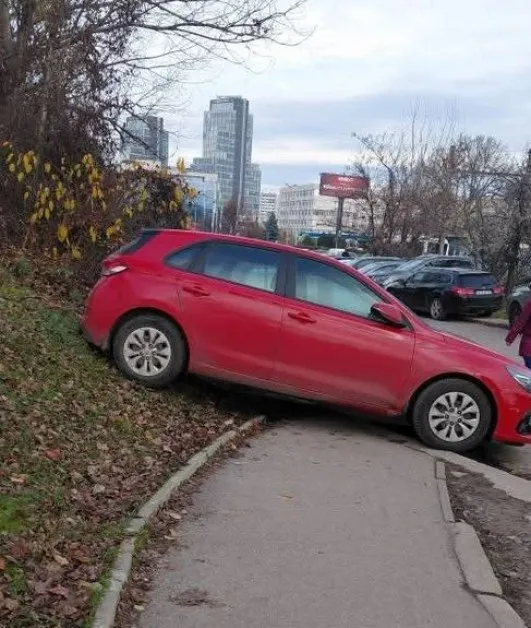 Паркиране на ръба: Водач блесна с любопитна маневра СНИМКА