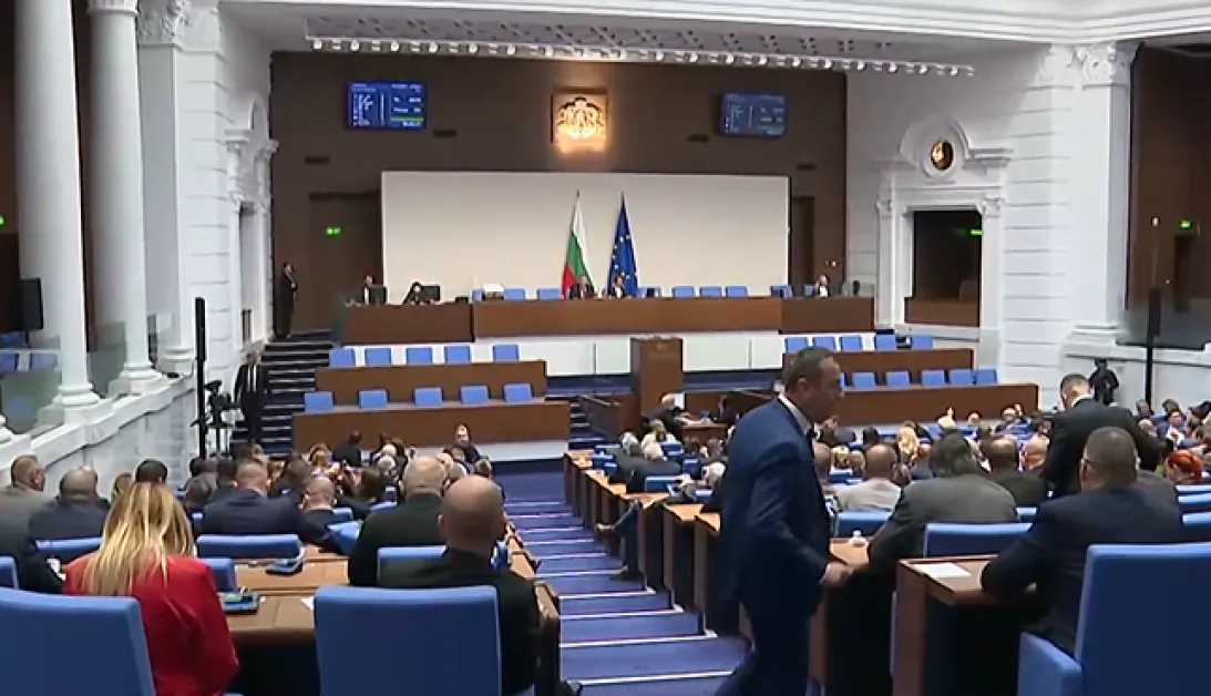 Парламентът прие оставката на кабинета „Желязков”