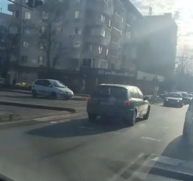 Посред бял ден: Шофьорка шашна останалите участници в движението СНИМКИ