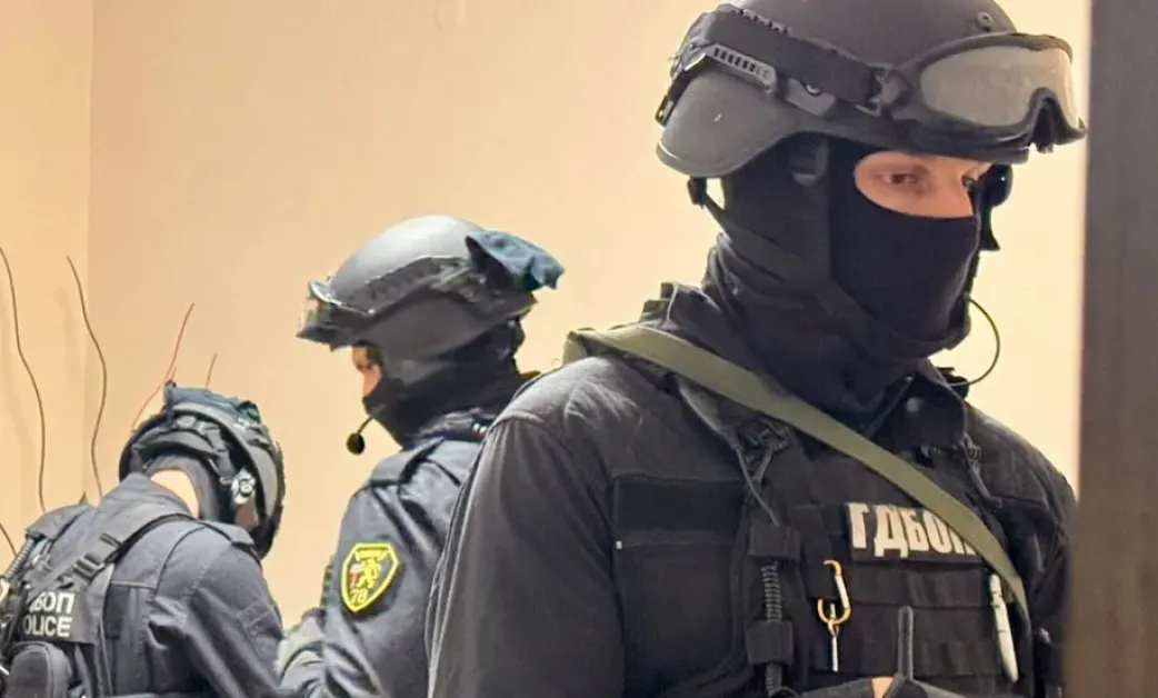 Разбиха организирана група с множество измамни кол центрове в София