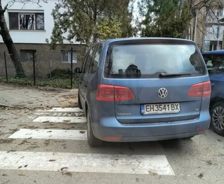 Редно ли е? Ван "окупира" пешеходна пътека СНИМКА