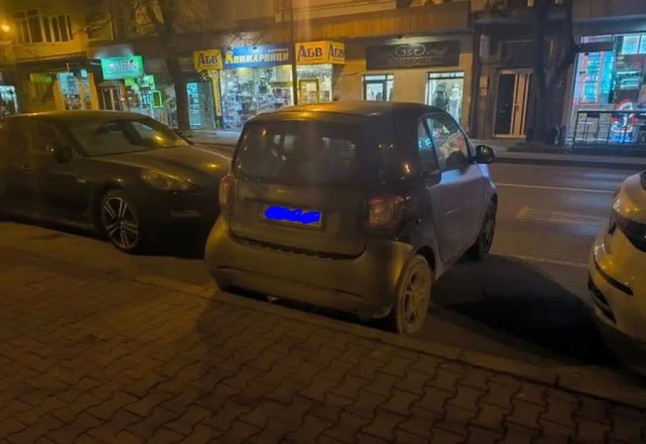 Шофьор разкритикува колега за паркирането му. Но прав ли е? СНИМКА