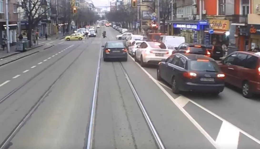 Тарикат с БМВ изпревари колона през релсите, "кармата" го настигна мигновено ВИДЕО