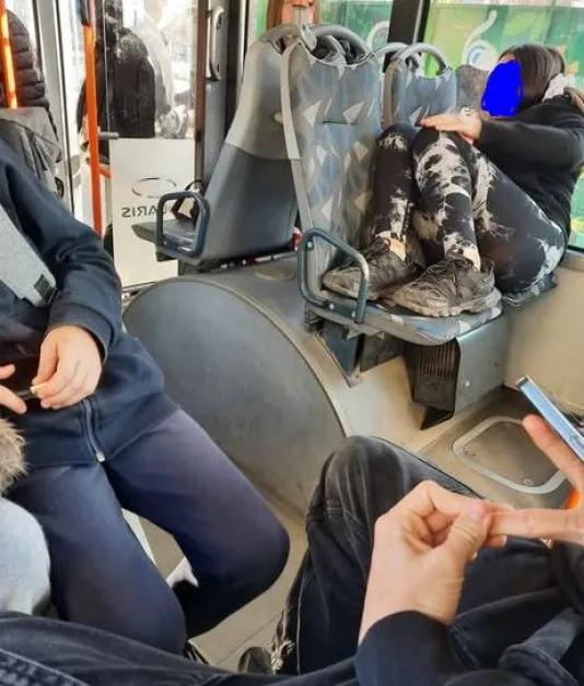 Тийнейджърка разгневи пътник в тролей, отправи призив СНИМКА