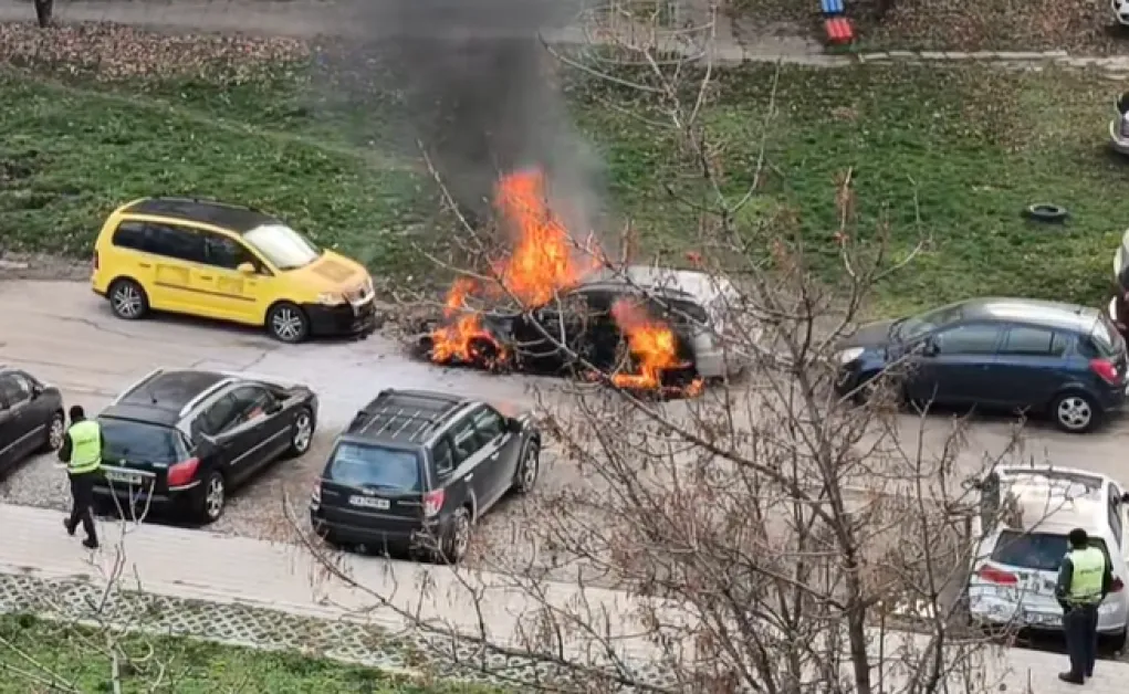 Кола избухна в пламъци в София