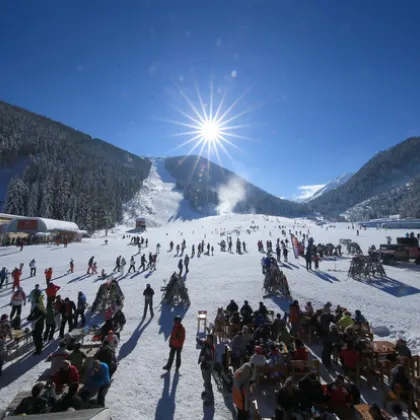 Атрактивно спускане по ски пистите и празнична програма бележат началото на