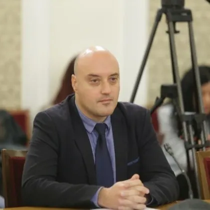 От възможните служебни премиери в домовата книга най отдалечен и нямащ