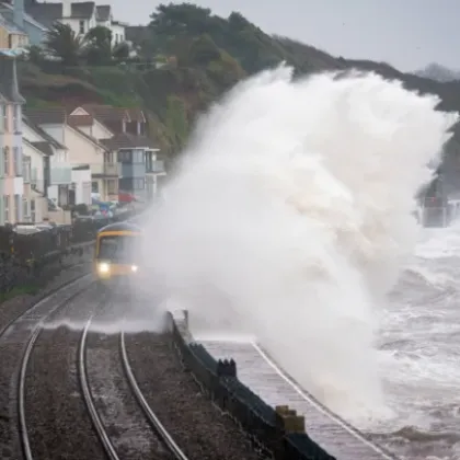 Британските метеоролози предупреждават за тежки наводнения и опасно време