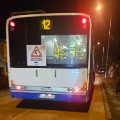 Човек в инвалидна количка чака 5 минути да се качи в автобус