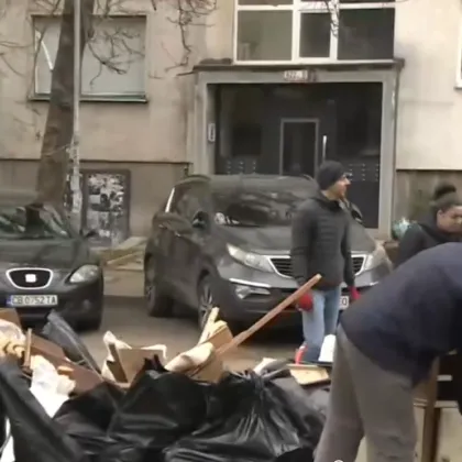 Доброволци помагат в почистването на столичния район "Люлин"