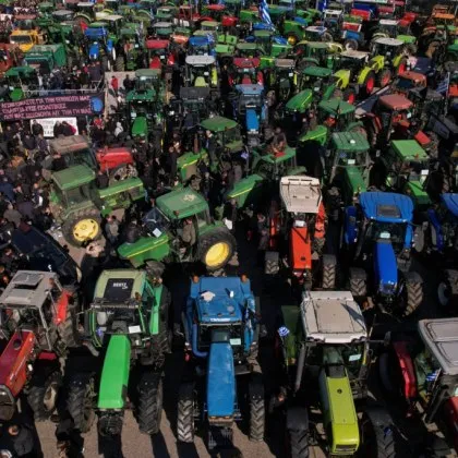 Гръцките фермери са отхвърлили поканата на правителството за преговори удължавайки продължаващата безизходица