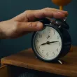 Защо се будим малко преди алармата?