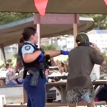 Най малко 10 души са ранени при стрелба на плажа Бонди