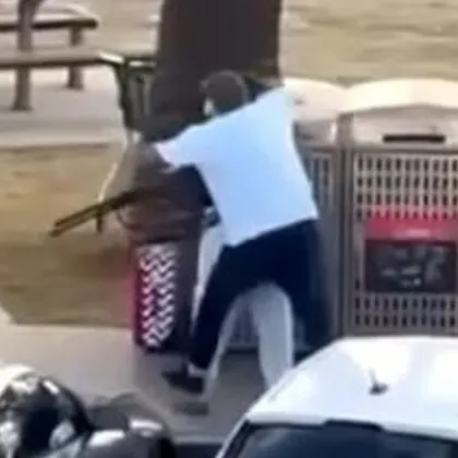 Случаен минувач заснет на видео да поваля и обезврежда единия