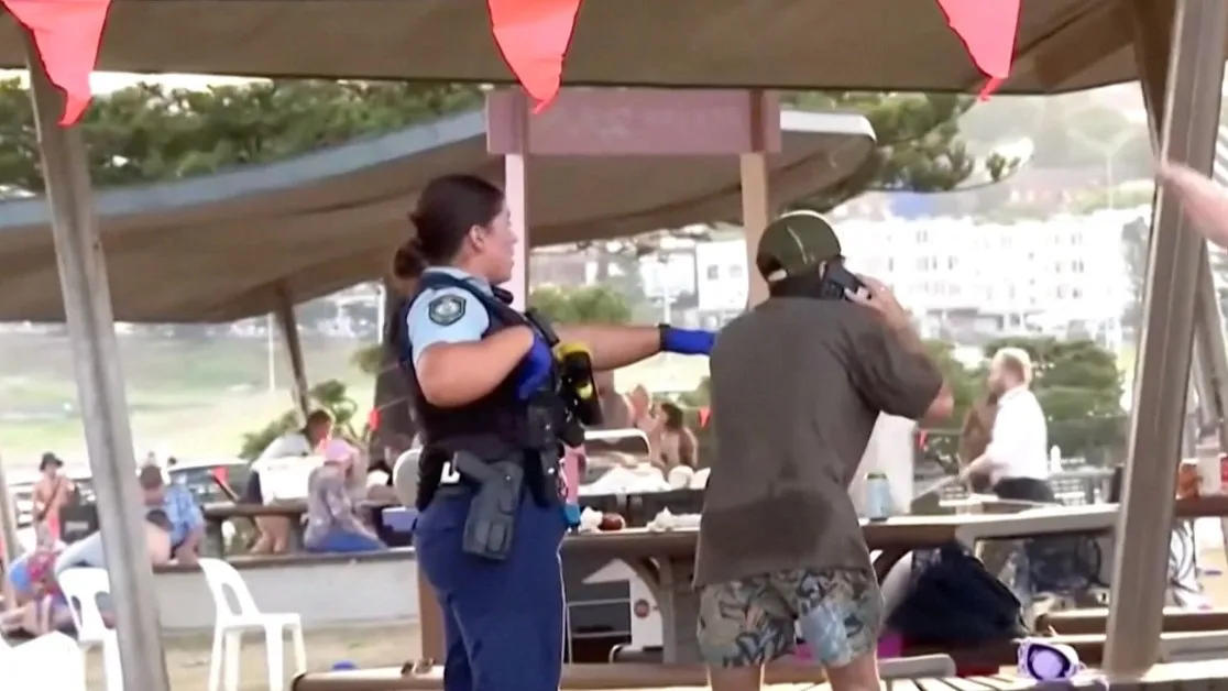 Най-малко 10 ранени при стрелба на най-известния плаж в Австралия