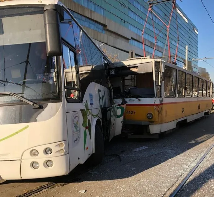 Автобус и трамвай се сблъскаха в столицата СНИМКИ