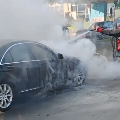 Лек автомобил Мерцедес е избухнал в пламъци на 4 ти километър