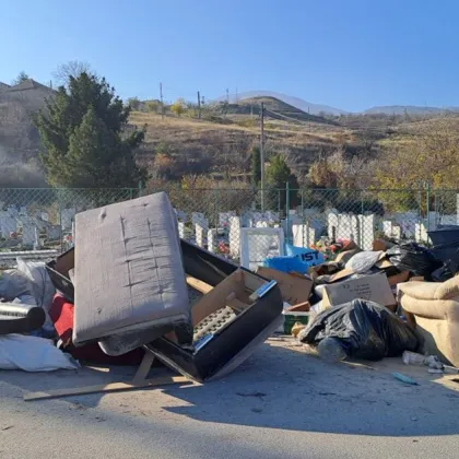Нелегално сметище се е образувало в непосредствена близост до гробищния