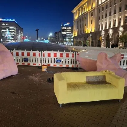 Разрушиха огромното прасе касичка поставено от Продължаваме Промяната като протестна арт инсталация в