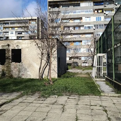 Жителка на Сливен сигнализира за смрад от изоставена постройка до футболно игрище СНИМКИ