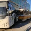Автобус и трамвай се сблъскаха в столицата СНИМКИ