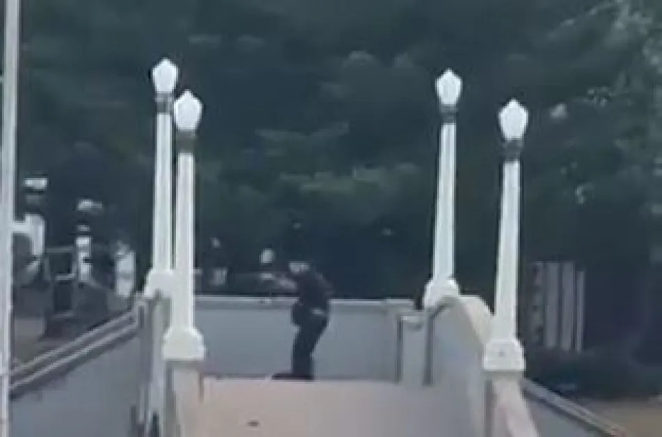 Втори герой в масовата стрелба в Бонди Бийч, мъж изритал оръжието на стрелеца ВИДЕО