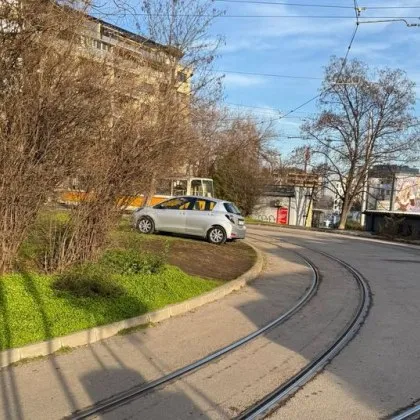 Кола с пазарджишки номера си намери местенце в София СНИМКИ