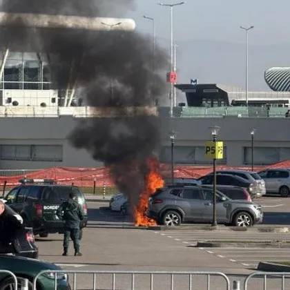 Кола пламна на летището в София! СНИМКИ