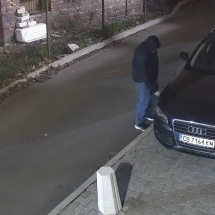 Нагло посегателство срещу много коли е било извършено в нощна