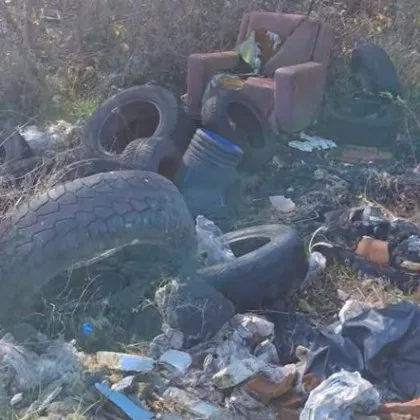 Нелегално сметище се появи на брега на Тунджа СНИМКИ