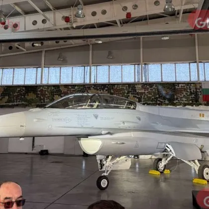 Последните два български бойни самолета F-16 пристигнаха в Граф Игнатиево