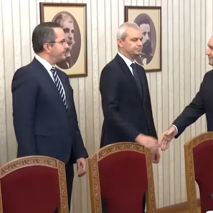 Третата политическа сила в парламента Възраждане проведе консултации за съставяне