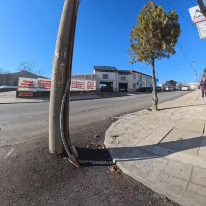 Уличен стълб разположен директно на пътното платно в Горна Оряховица