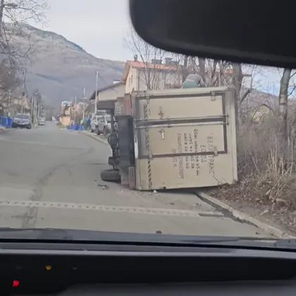 Камион се обърна странично след сблъсък с кола СНИМКИ