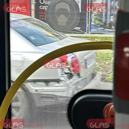 Катастрофа между камион и автомобил в София СНИМКИ