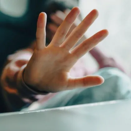 Насилие между малолетни: 13-годишна заплаши момиче с нож, 11-годишен преби дете