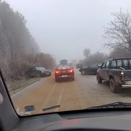 Няколко коли се блъснаха на заледен път до Търново СНИМКИ