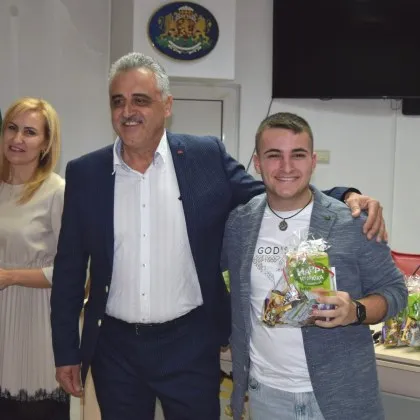 Община Марица подкрепи 265 деца в неравностойно положение за Коледните празници