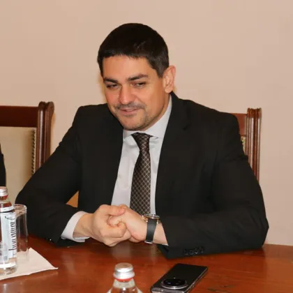 40 секунди ми говори малоазиатски думи Търпях но се наложи