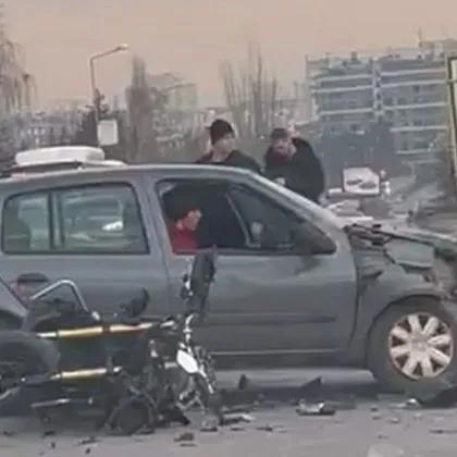 Тежка катастрофа между мотор и кола в София СНИМКА