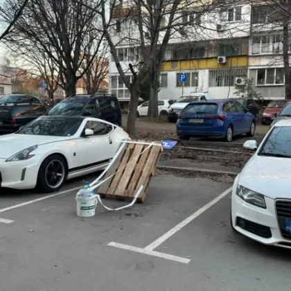 Три поколения &bdquo;собственост": Ето как се пази паркомясто във Варна СНИМКА