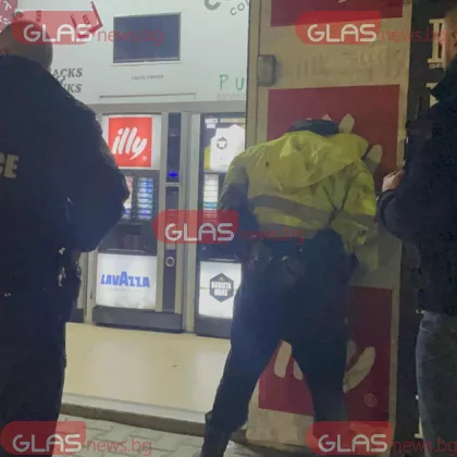 Трима души бяха задържани преди минути в София след акция