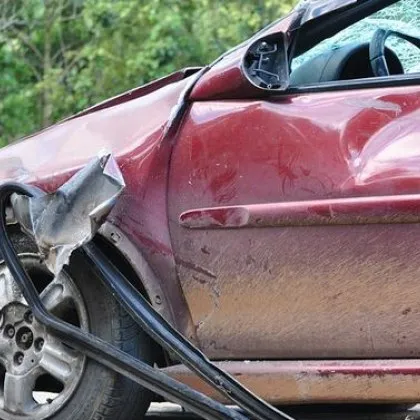 Джип и бус се сблъскаха в наш проход, двама са откарани в болница