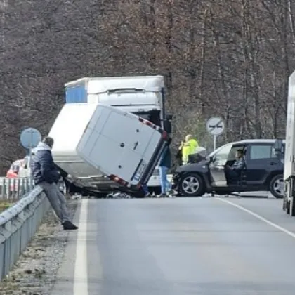 Джип и бус се сблъскаха в наш проход, двама са откарани в болница