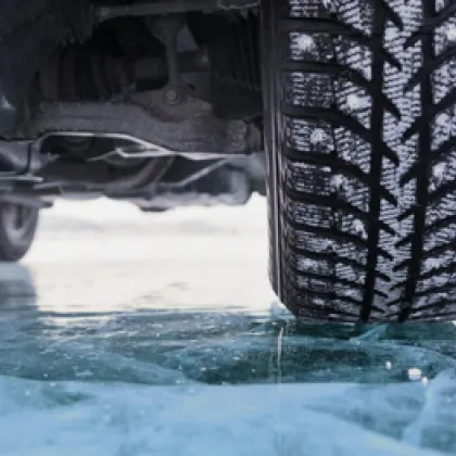 Как да шофирате безопасно по заледен склон