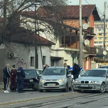 Катастрофа затруднява движението по столичния булевард Константин Величков в посока