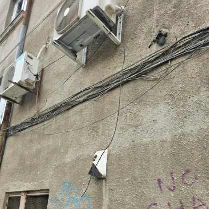 Опасно? Вода от климатици тече върху електрически табла