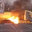 Кола избухна в пламъци в столицата СНИМКА