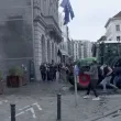 Протестиращи фермери блокираха центъра на Брюксел, стигна се до сблъсъци с полицията ВИДЕО